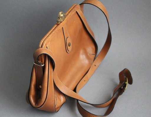 Bolso de mano vintage Etienne Aigner de piel auténtica marrón claro con cierre decorativo.