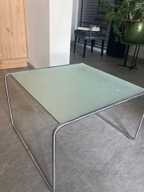 Image 1 of Pouf en cuir Harvink avec table en verre assortie