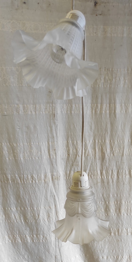 Image 1 of Tre lampade a sospensione a forma di tulipano in pasta di vetro - metà del XX secolo