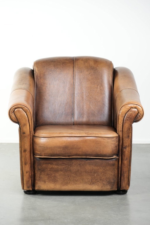 Fauteuil confortable en peau de mouton au style intemporel