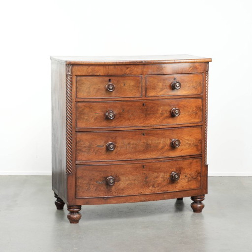Grote antieke 19e eeuwse Engelse bow front ladekast/ commode met sierlijke details