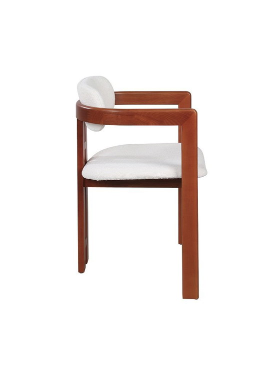 Image 1 of 6 chaises de salle à manger en frêne, coloris cognac, avec revêtement en tissu bouclé blanc.