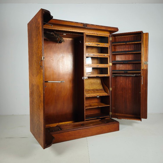 Kompakter Herrenkleiderschrank im englischen Art-Deco-Stil aus hellem Wurzelnussholz – Kleiderschränke, Wood (photo 8 of 17)