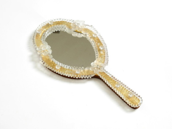 Image 1 of Magnifique miroir à main ou mural vénitien Mid Century Modern avec rosaces en verre de Murano. Fabriqué en Italie.