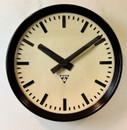 Reloj de pared industrial de baquelita de Pragotron, década de 1960