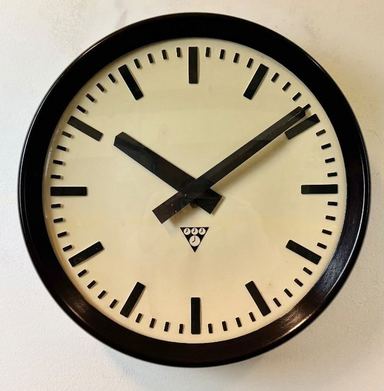 Image 1 of Orologio da parete industriale in bachelite di Pragotron, anni '60
