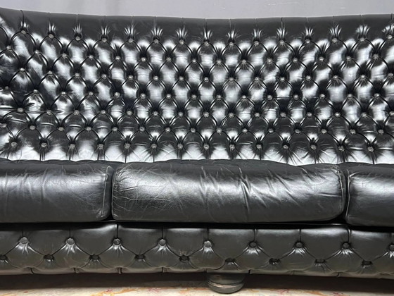 Divano Chesterfield. In pelle. – Divani 3 posti, Leather (photo 5 of 7)