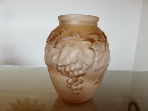 Art Deco roze gegoten glazen Vaas met wijndecoratie, gesigneerd "Souchon Neuvesel", Frankrijk, jaren '40