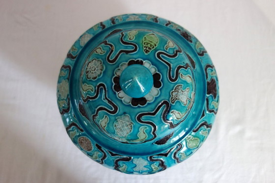 Image 1 of Ein Paar gedeckter Vasen aus Keramik, China, Mitte 20.