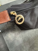 Borsa tote grande Longchamp Le Pliage in nylon e pelle, nera e marrone, con chiusura a zip e pieghevole.