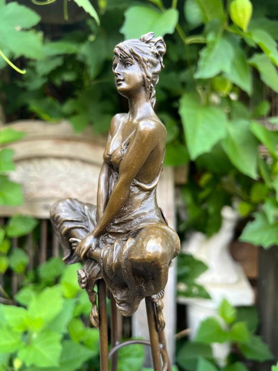 Image 1 of Bronzeskulptur einer sitzenden Dame auf einem Hocker