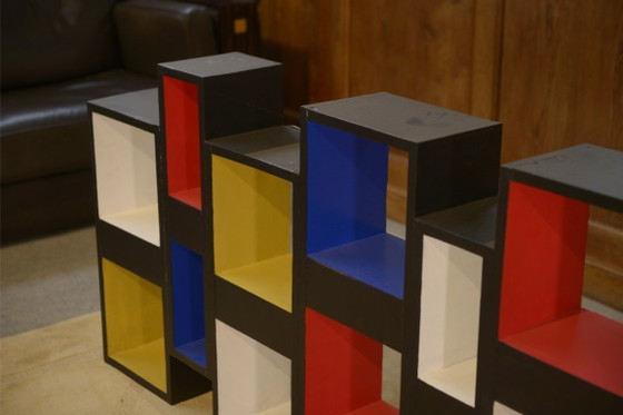 Image 1 of Plank 1960: een hedendaagse picturale interventie in de stijl van Piet Mondrian.