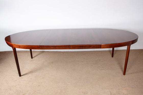 Image 1 of Gran mesa de comedor ovalada y extensible de palisandro danés, diseñada por Harry Østergaard para Randers Mobelfabrik en 1960.