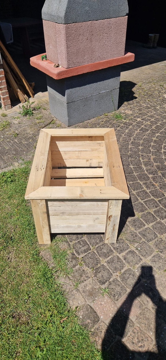 Image 1 of Fioriera robusta in legno riciclato per giardino o terrazzo.