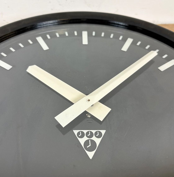 Image 1 of Orologio da parete industriale in bachelite di Pragotron, anni '70
