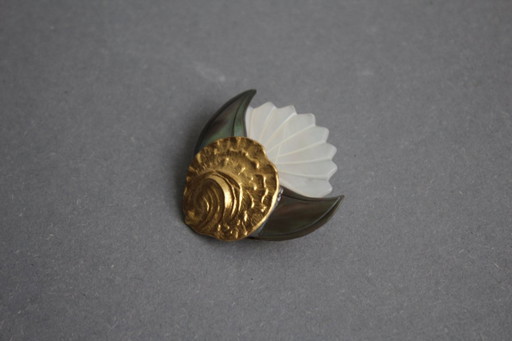 Broche unique en nacre, coquille d'ormeau et feuille d'or – pièce artisanale unique.