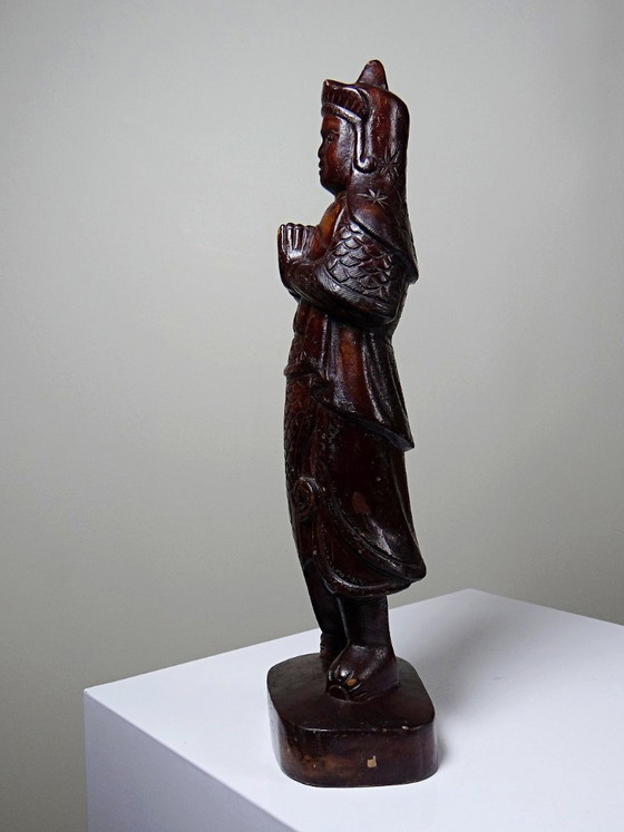 Image 1 of Statuetta di arte popolare asiatica intagliata in un unico pezzo di legno, epoca 1930-1960.
