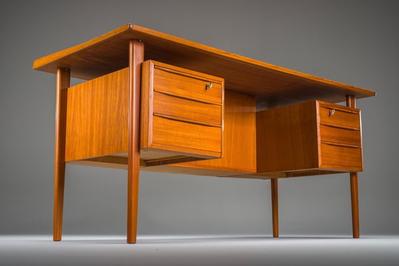 Image 1 of  Dänischer Teakholz-Schreibtisch von Peter Lovig Nielsen für Hedensted Mobelfabrik, 1974