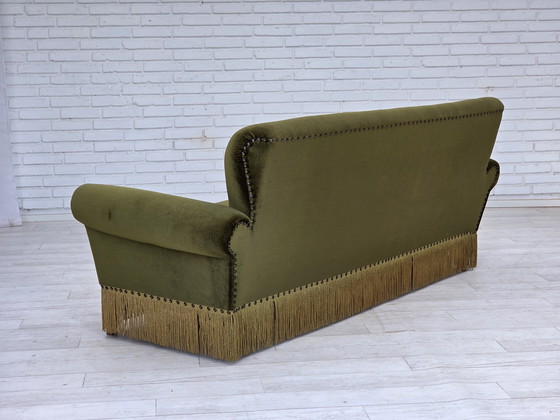 Image 1 of Sofá danés de tres plazas, años 70, terciopelo verde, patas de madera de fresno.