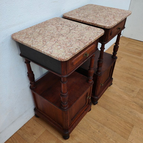 Image 1 of Set di due comodini antichi vintage con piano in marmo