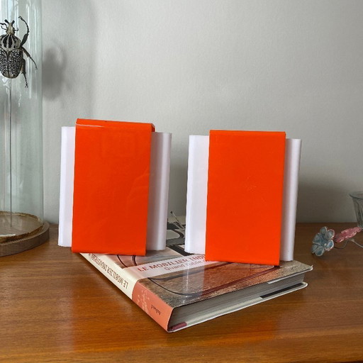 Coppia di applique da parete in plexiglass arancione degli anni '70