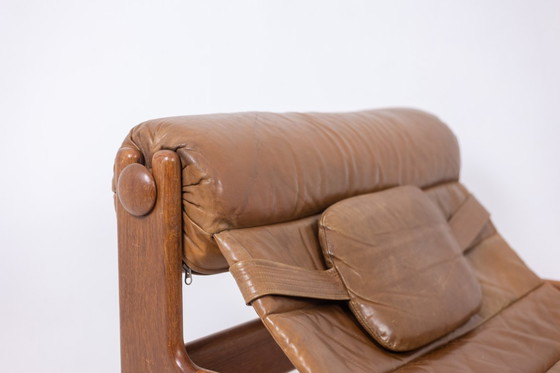 Image 1 of Loungestoel en voetenbank in blond iepenhout en leer. 1970s