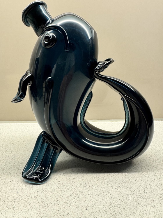 Image 1 of Prachtige Antieke Zweedse Glazen Vis-Karaf ‘Brännvinsfisk’ met Zilveren Dop (1953) – Hugo Gehlin voor Gullaskruf