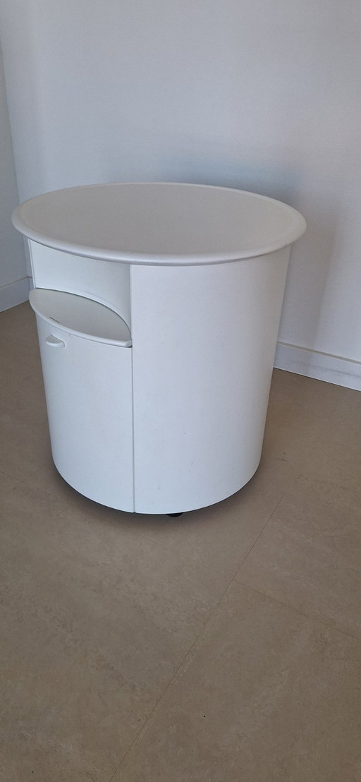 Design nachtkast rond 2 lades en plank