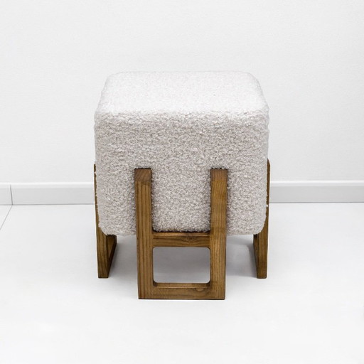 Een paar Italiaanse modernistische krukjes van essenhout, bekleed met witte boucléstof.