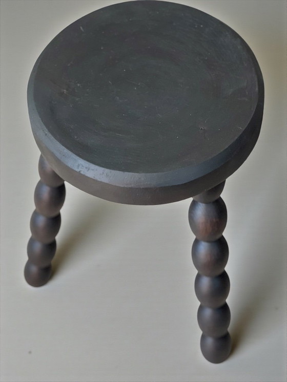 Image 1 of Ensemble table d'appoint et 2 tabourets, bois teinté noir Circa 1950