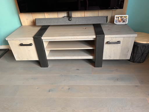 Elegante mobile TV in rovere e acciaio – finitura grey wash – larghezza 162 cm