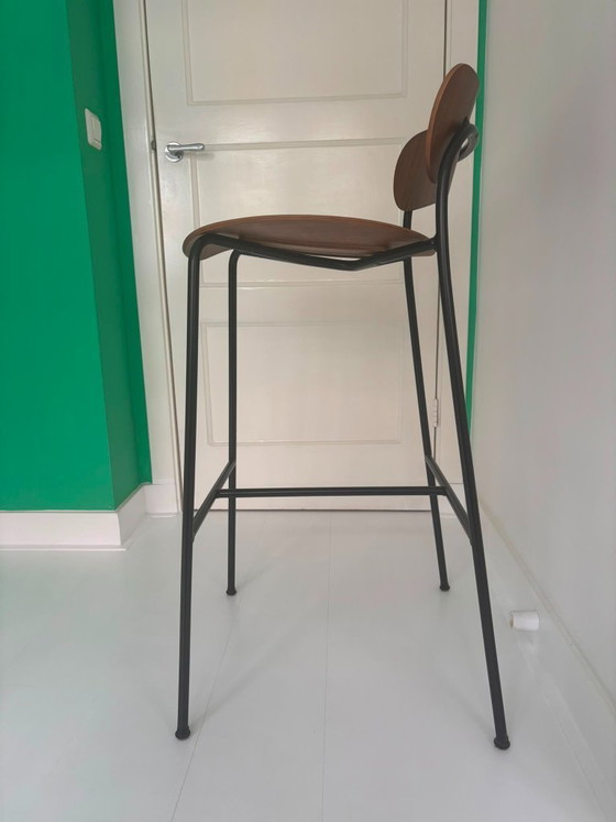 Image 1 of 1 hoge kruk &tradition Pavilion bar chair walnut seat/ back black base en brass fittings AV9RRP