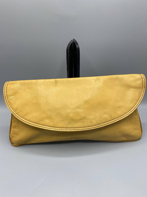Honingkleurige clutch van echt leer met afgeronde klep en drukknoopsluiting, jaren 1980-1990 – decoratieve objecten, Leather