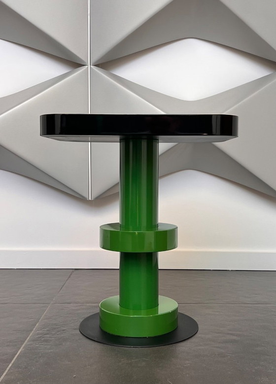 Mesa de centro de estilo Memphis, diseñada por Ettore Sottsass después del año 2000. – Mesas de centro, Metal (photo 6 of 9)