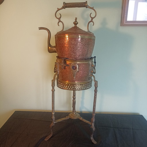 Perzische of Ottomaanse  18de eeuwse koperen samowaar. 67 cm hoog