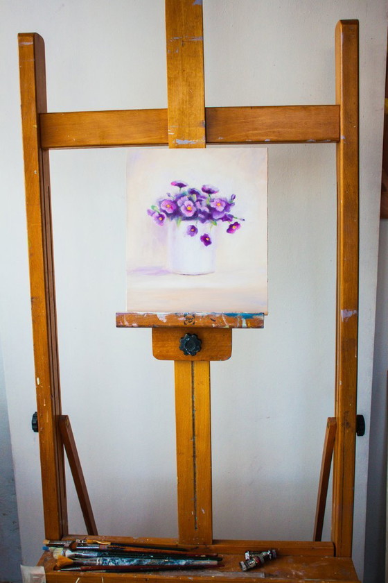 Image 1 of Flores pintadas a mano al óleo sobre tabla.  Cuadro de flores pintadas al óleo. Óleo con flores firmado. Flores violetas al óleo