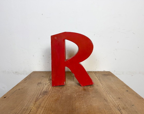 Image 1 of Lettera R in ferro rosso vintage, anni '70