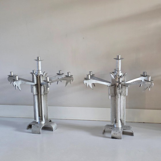 Image 1 of Set van 2 unieke grote vintage brutalistische aluminium kandelaars — toegeschreven aan Helmut Schluter — 7 kaarsen — Duitsland 
