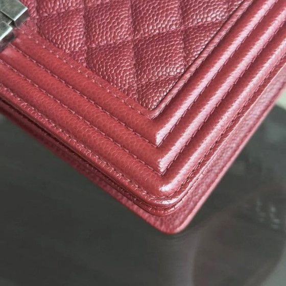 Image 1 of Borsa Chanel Boy Medium - Caviar 25 cm trapuntata bordeaux rosso scuro rutenio finiture argento Serie 19