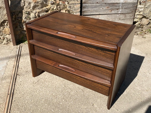 Cómoda vintage de los años 70, de madera maciza chapada en olmo, con 3 cajones.