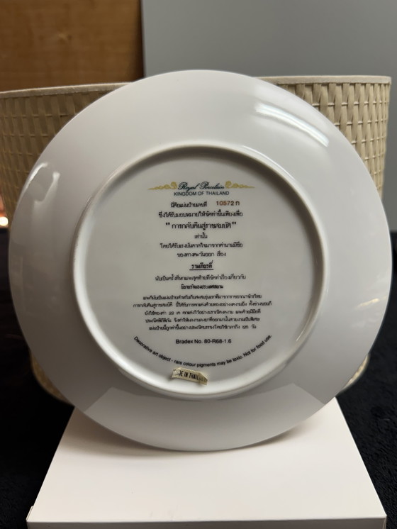 Image 1 of 🌺 “The Love Story of Siam” | Handgeschilderde collector plates | Royal Porcelain Thailand | 22-karaats goud | Nieuws