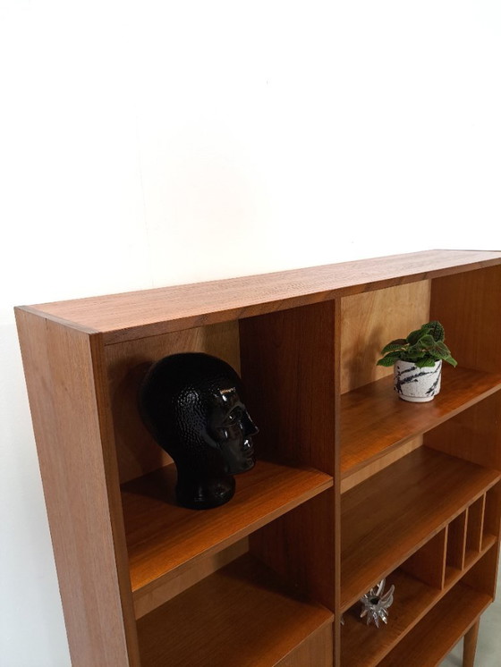 Image 1 of Deens teak vakkenkast met lades en hoge poten, vintage wandkast