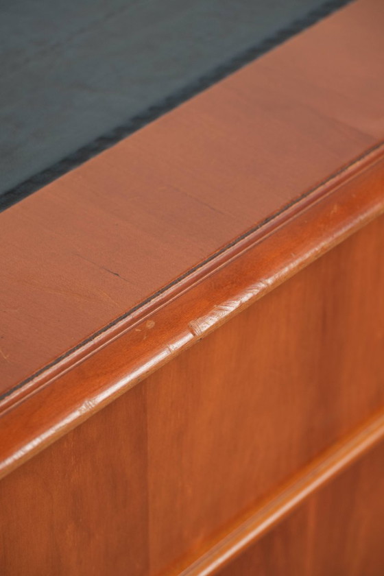 Image 1 of Groot klassiek houten bureau in Engelse stijl met 4 lades en een blauw lederen blad