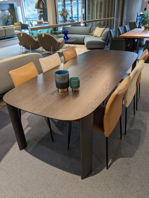 1x Tico dining table from the brand Leolux