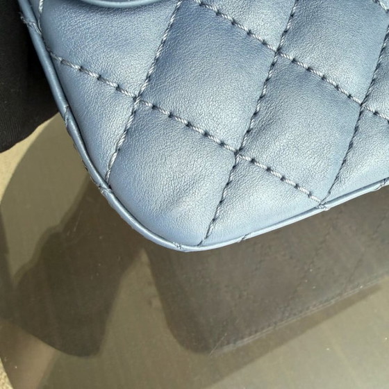 Image 1 of Chanel 2.55 Reissue 225 - 24 cm Caviar trapuntato blu con finiture dorate Serie 23