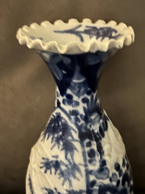 Image 1 of 2 antieke blauw witte Japanse Imari vazen 26cm met bewerkingen op het porselein 