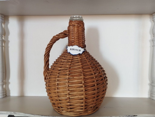 Petite dame-jeanne en verre, enveloppe osier tressé, étiquette émaillée Kirsch