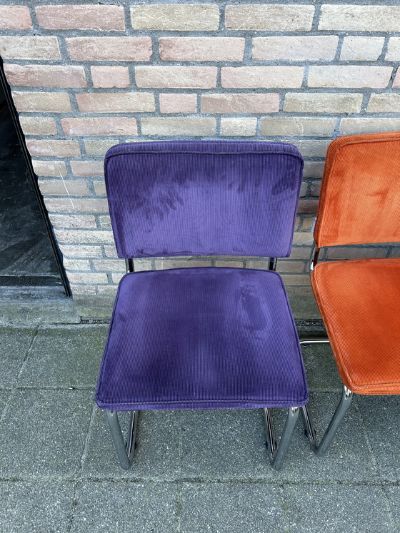 Image 1 of 6 Zuiver Ridge Stühle mit geripptem Stoffbezug und Rohrrahmen