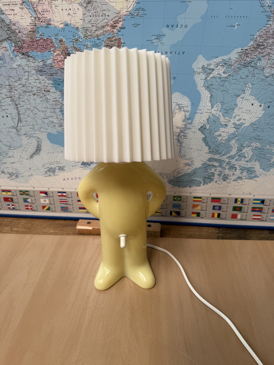 Image 1 of Herr P Ein Mann schüchtern Lampe