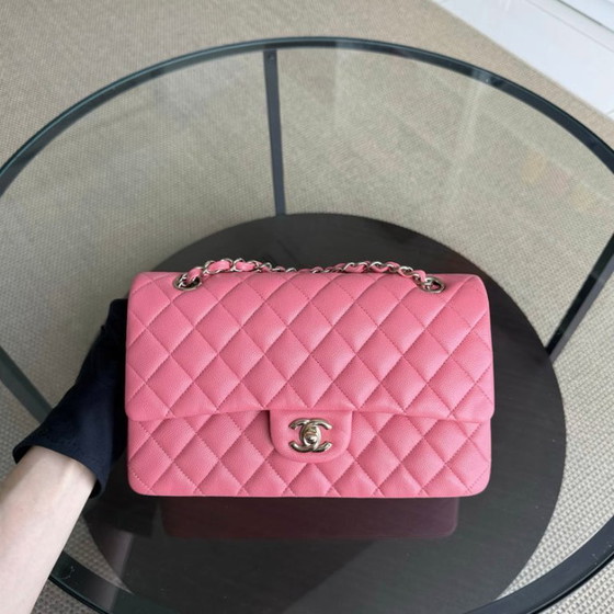 Image 1 of Borsa Chanel Classic Flap Medium - Caviar 25CM in pelle di vitello martellata trapuntata rosa con finiture dorate Serie 28